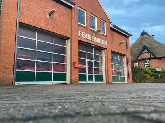 Das ist das Feuerhaus der Freiwilligen Feuerwehr Musterhausen